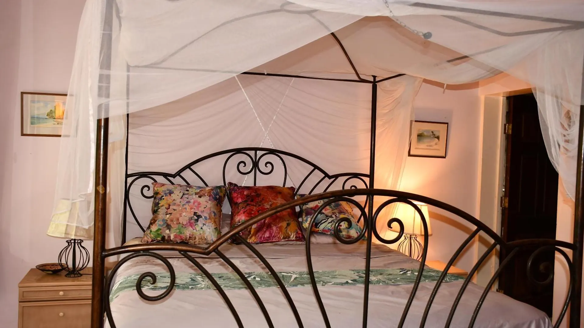 Triple Room Bed And Breakfast Main House Guillet ベッド・アンド・ブレックファスト