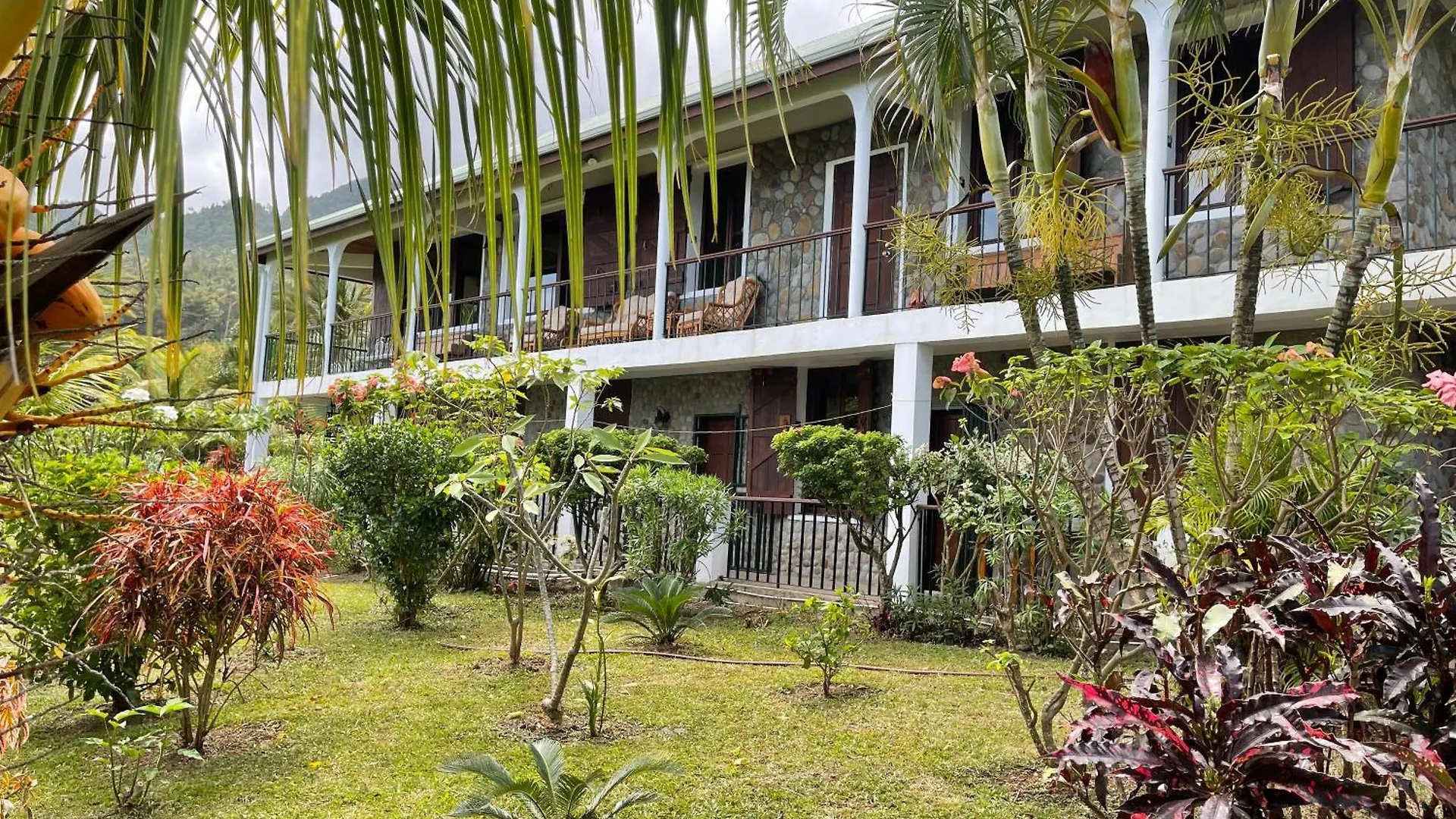 Triple Room Bed And Breakfast Main House Guillet ドミニカ国